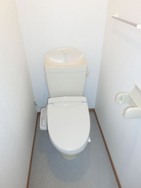 トイレ　快適な温水洗浄便座付きです。