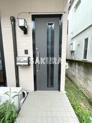 エントランス　重厚感のある建物デザイン♪