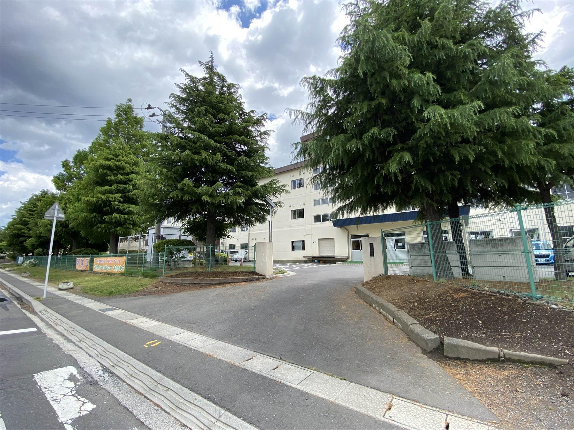 中学校　八戸市立第二中学校（中学校）まで878m