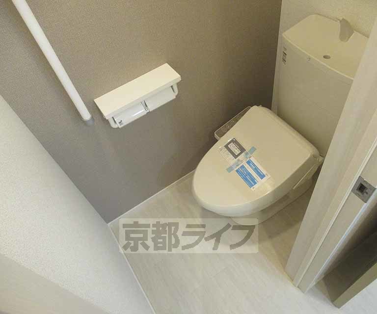 トイレ　嬉しいウォシュレット付き
