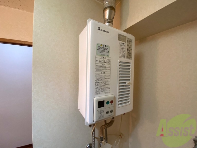 その他設備　給湯器はシンプルな作りで簡単に操作できそうです。