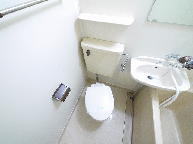 トイレ　落ち着いた色調のトイレです