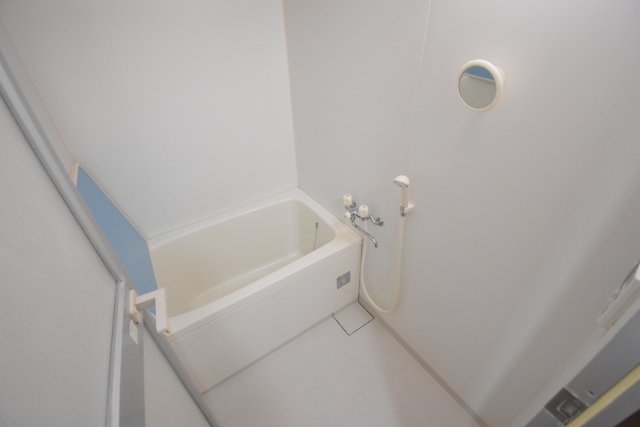 バス・シャワールーム　同物件別部屋同間取りの参考写真です。