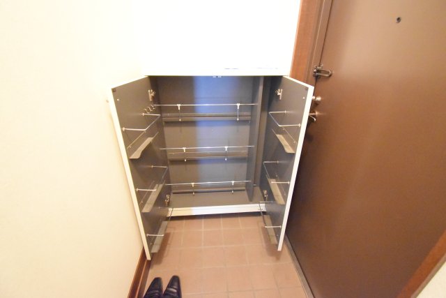 玄関　同物件別部屋同間取りの参考写真です。