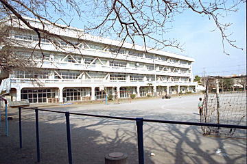 小学校　武蔵野市立第三小学校（小学校）まで635m