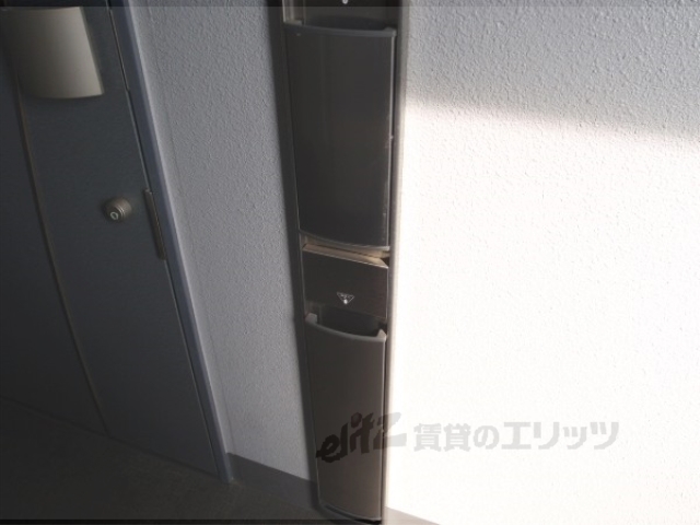 玄関　新聞受け、傘立て