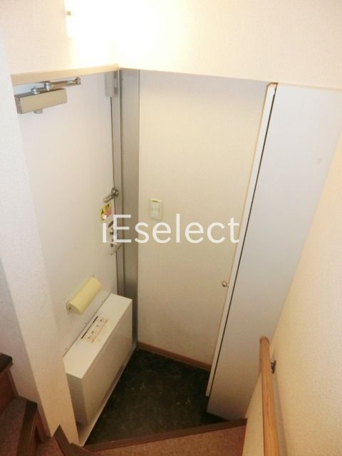 玄関　玄関ドアに宅配ボックス付き