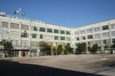 中学校　荒川第七中学校（中学校）まで371m