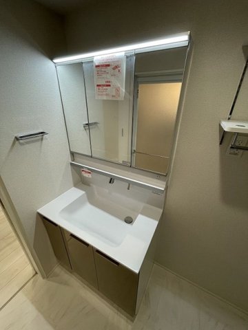 洗面設備　角度の変えられる3面鏡付きの洗髪洗面化粧台です♪朝のバタバタ