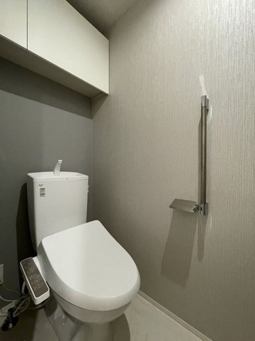 トイレ　トイレは温水洗浄便座付き♪人気のバストイレ別です♪小物を置け