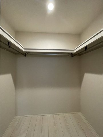 収納　洋室6.5帖のお部屋にあるウォークインクローゼットです♪たっ