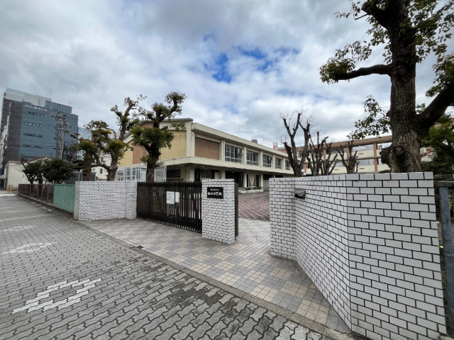 中学校　名古屋市立白山中学校（中学校）まで939m