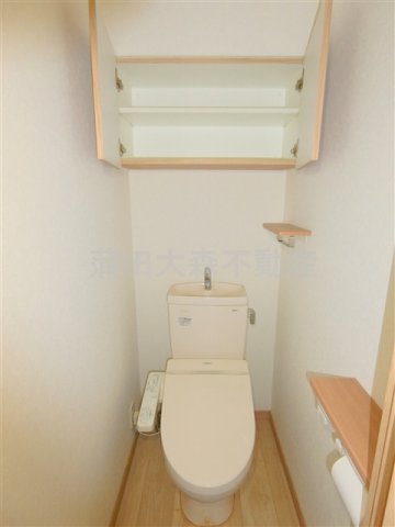 トイレ　棚収納と温水暖房便座付きのトイレ