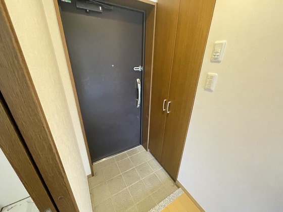 玄関　※別号室の写真です