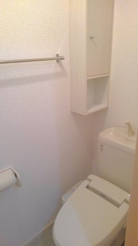 トイレ　落ち着いた色調のトイレです