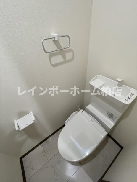 トイレ　温水洗浄便座です