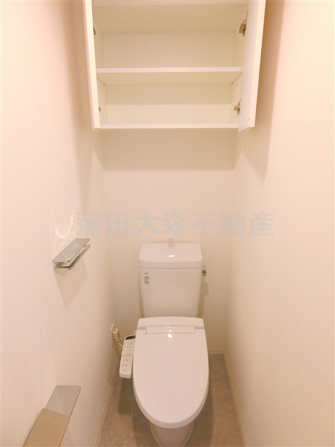 トイレ　棚収納と温水洗浄便座付きのトイレ