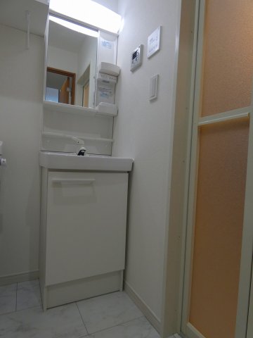 洗面設備　明るい洗面所です