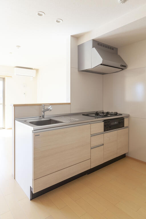 キッチン　※参考(1号室）キッチンパネルの色は部屋により異なります。