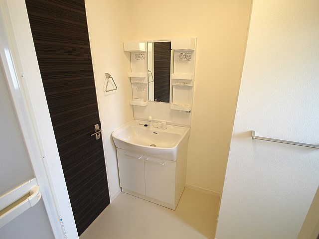 洗面設備　洗髪洗面化粧台にて朝のシャンプーもラクチンです