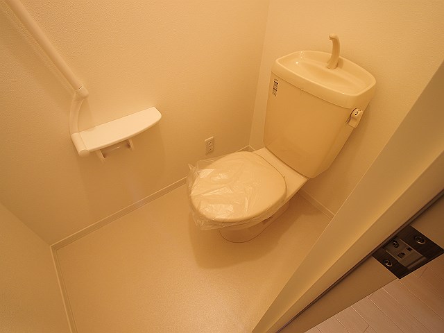 トイレ　トイレには手すりも付いててとっても便利です