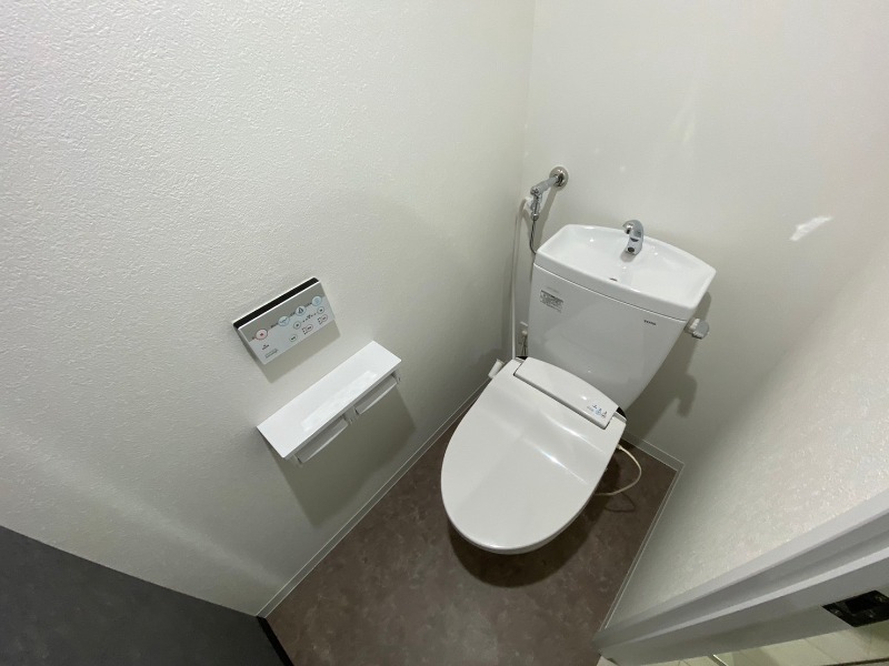 トイレ　こちらはトイレです。清潔感があり、安心して使用できます。
