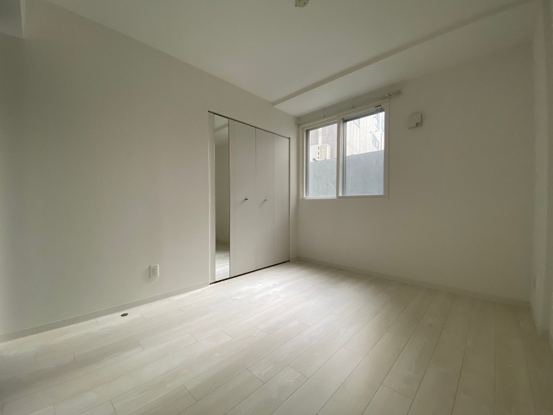 その他部屋・スペース　寝室はこちらです。光が差し込む、温かみのあるお部屋です。