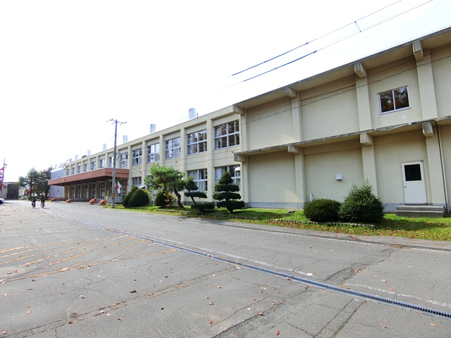 中学校　江別市立江別第二中学校（中学校）まで1083m