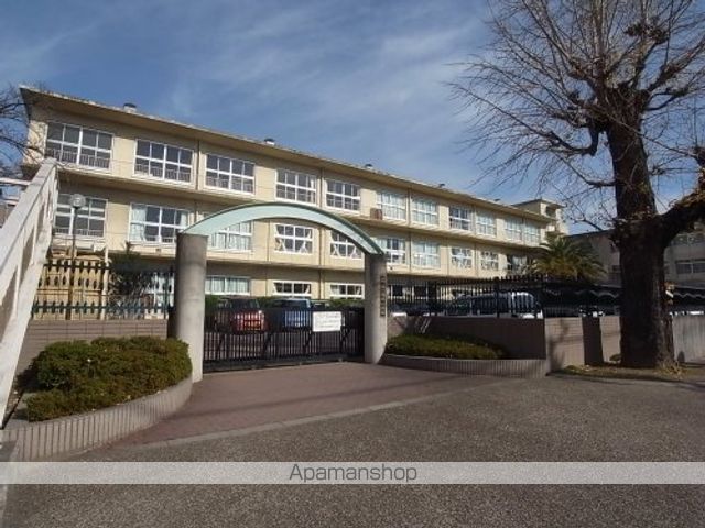 小学校　木津川市立木津小学校（小学校）まで822m