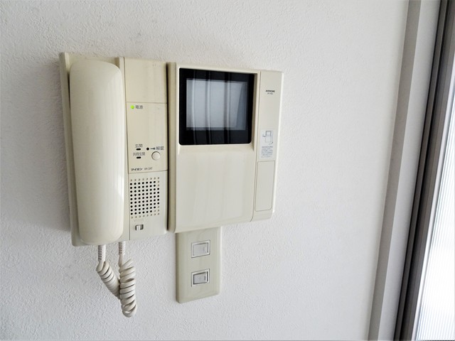 セキュリティ　来訪者の姿を確認できるＴＶモニター付インターホン設置済です！