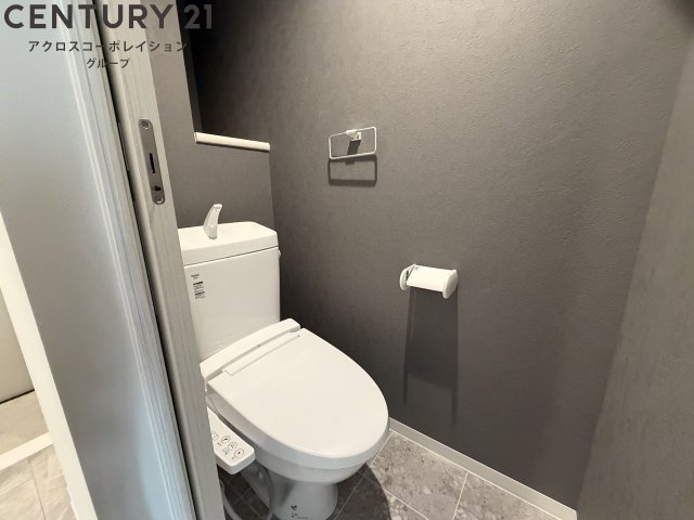 トイレ　温水洗浄便座付きのトイレです♪