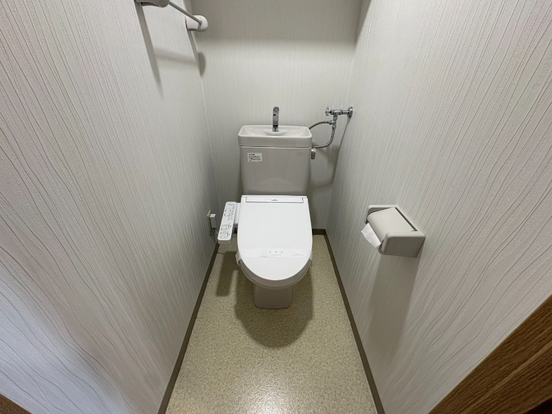 トイレ　こちらはトイレです。清潔感があり、安心して使用できます。