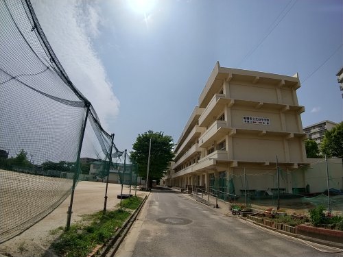 中学校　芝山中学校（中学校）まで692m