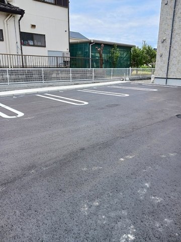駐車場　駐車場があるので、車を買う予定の方も安心です