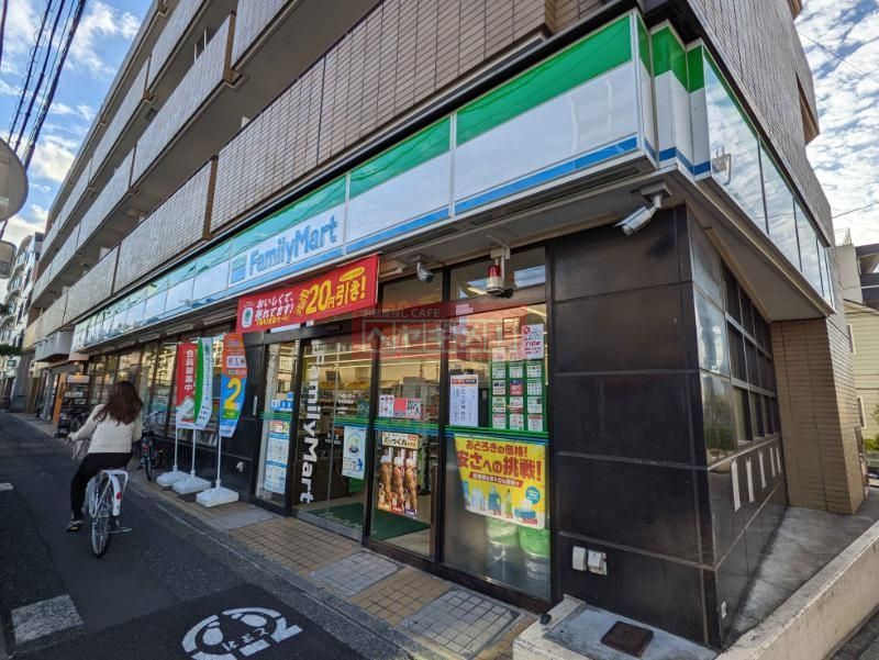 コンビニ　ファミリーマート新代田駅前店（コンビニ）まで210m