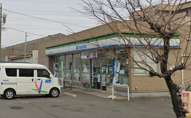 コンビニ　ファミリーマート 港名四十一屋店（コンビニ）まで384m