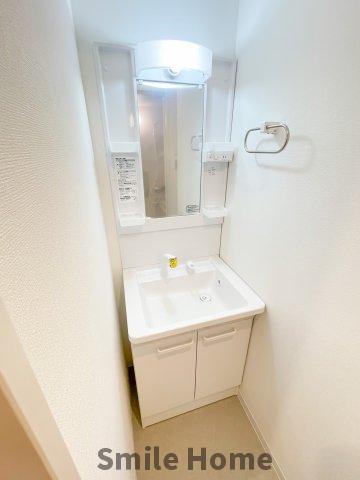 洗面設備　人気の独立洗面所にはうれしいシャンプードレッサー完備です。