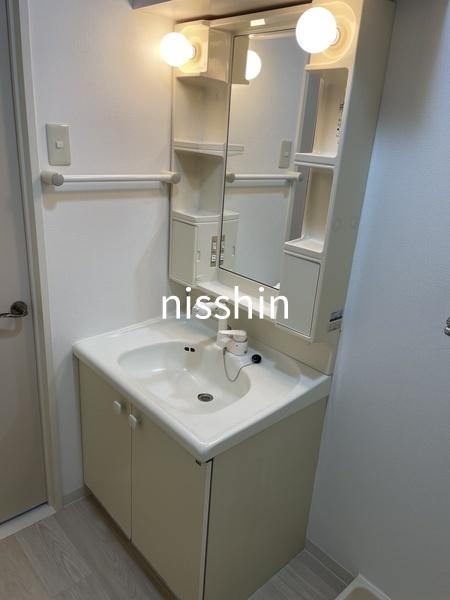 洗面設備　退去前のため別部屋の参考写真です。