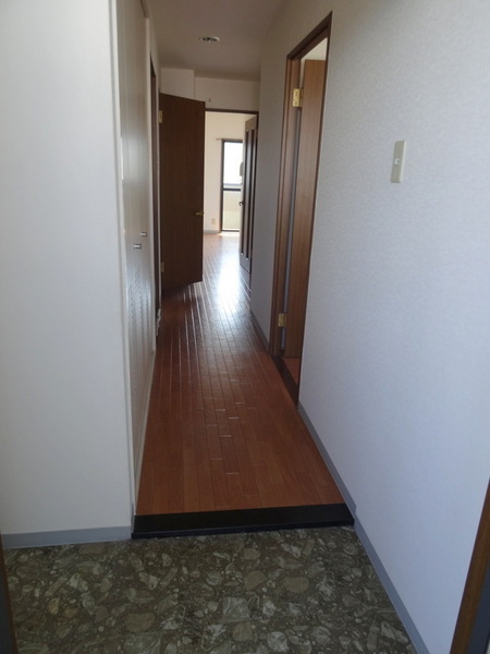 玄関　★玄関側から見た室内★