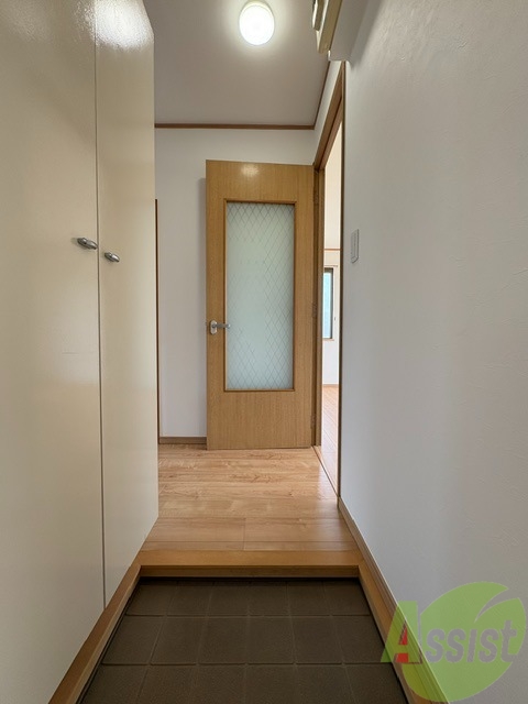玄関　こちらは玄関になります。照明設備もございます。