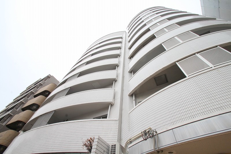 建物外観　白くキレイな外装です