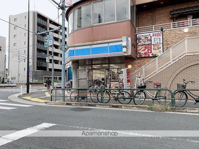 コンビニ　ローソン足立六町駅前店（コンビニ）まで355m