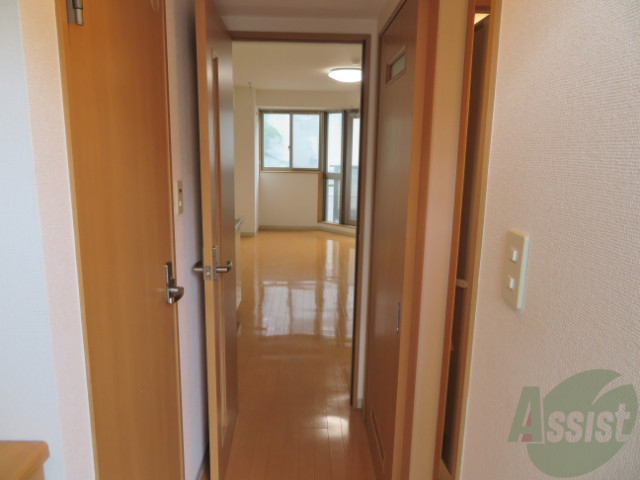 玄関　玄関から正面には、綺麗なリビングが広がっています