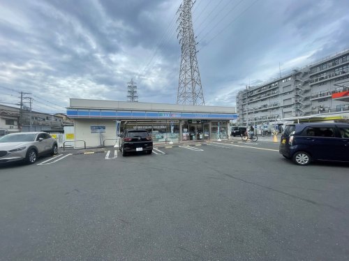 コンビニ　ローソン 大東氷野二丁目店（コンビニ）まで214m