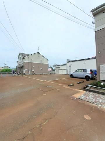 駐車場　駐車場があるので、車を買う予定の方も安心です