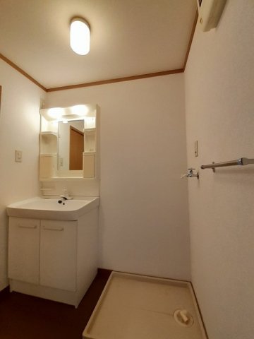 洗面設備　明るい洗面所です