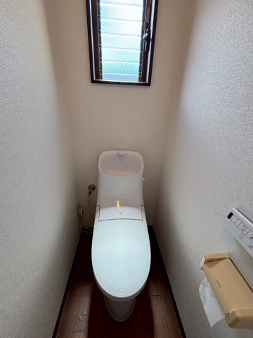 トイレ　窓付きで快適です