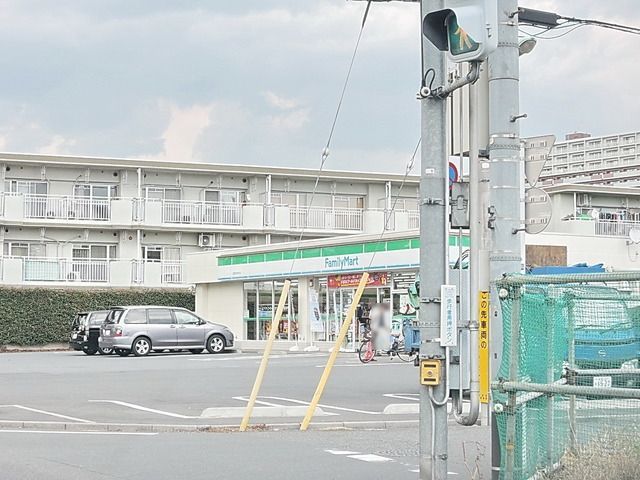 コンビニ　ファミリーマート（コンビニ）まで600m