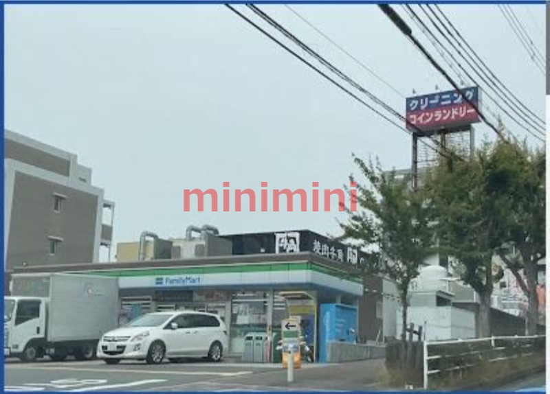 コンビニ　ファミリーマート吹田上山手町店（コンビニ）まで371m