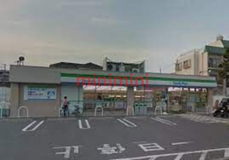 コンビニ　ファミリーマート吹田山手町四丁目店（コンビニ）まで599m